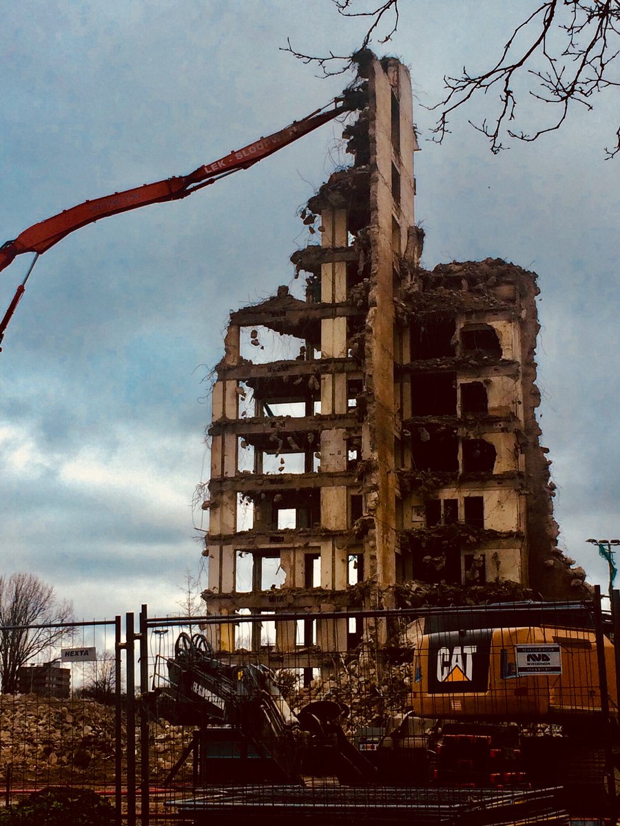 RGoudFotografie's tweet photo. De laatste resten van het Clara Ziekenhuis! Best gek dat hier mensen ziektes overwonnen hebben en nu nog een paar stenen en draden staan. #iphonefoto https://t.co/iDVgzzc0x5