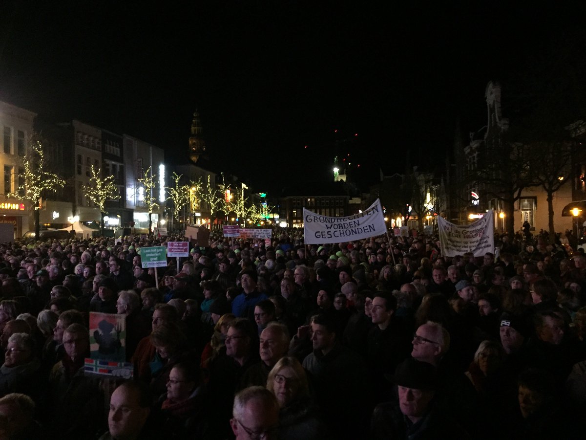 Begint de revolutie in Groningen? Ongeveer 20.000 mensen lopen mee in de #fakkeltocht tegen de gaswinning? De vismarkt stond nog steeds vol, terwijl de vijf kilometer lange stoet er alweer bijna was.