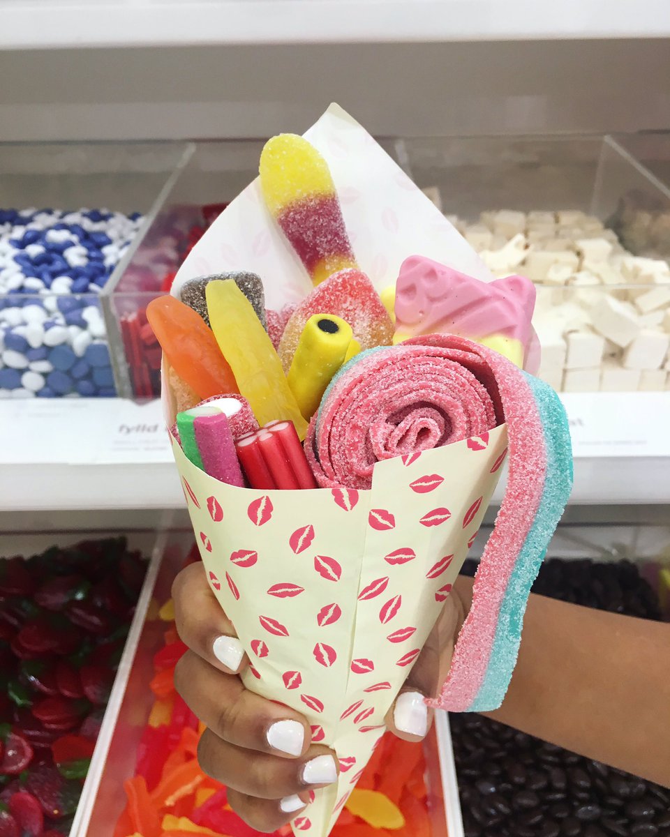 It's Friday. Who's ready for candy?💋