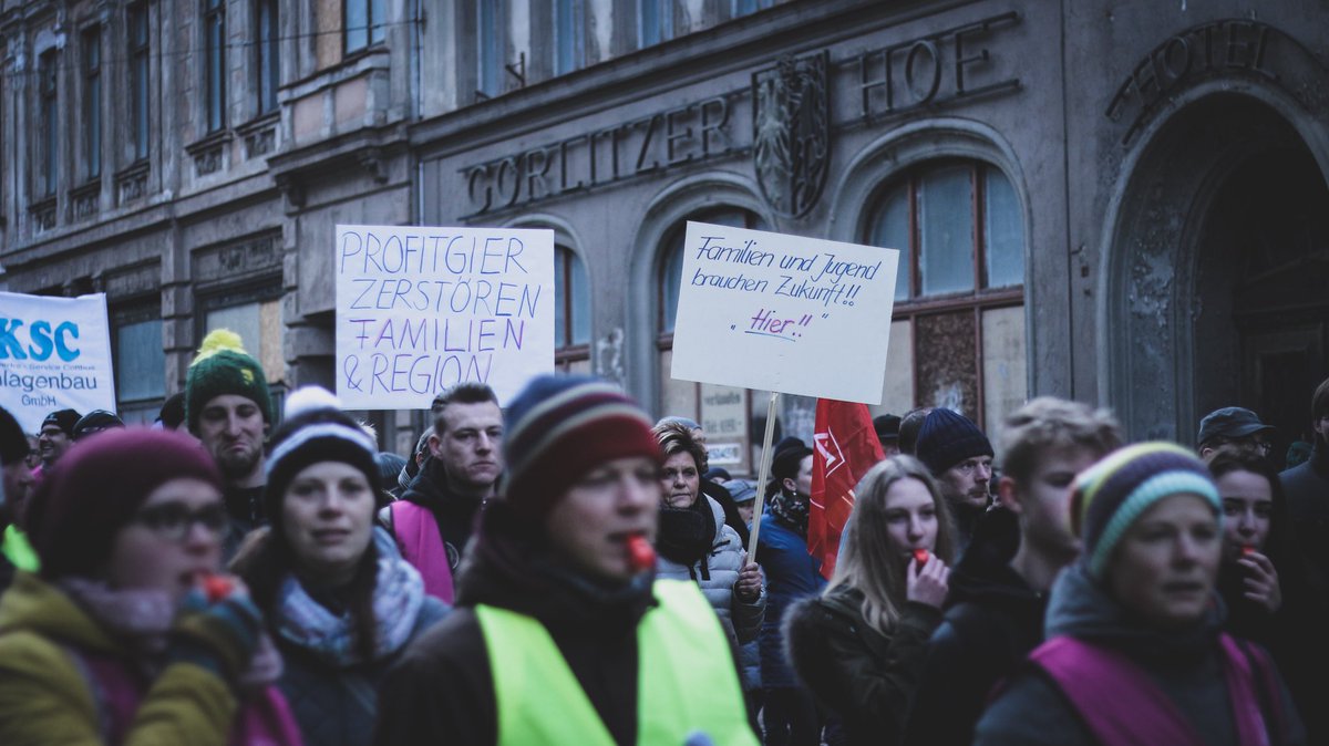 dersimonkaupert's tweet photo. Gute #Demo heute in #Görlitz für #SIEMENS & #BOMBARDIER
#SozialeFrage #WerdeBetriebsrat #sr2011 #ifs https://t.co/1ydBhlCIca