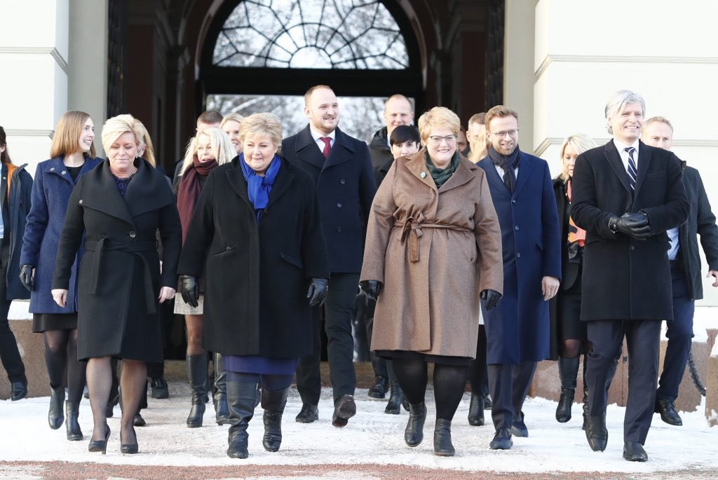 WEngelsen's tweet image. Som Keiser Pingviner kjem dei mot oss, look to slottsplassen!! Ny regjering møter folket, og dei beveger seg i meir sosialliberal retning!! Obsobs.