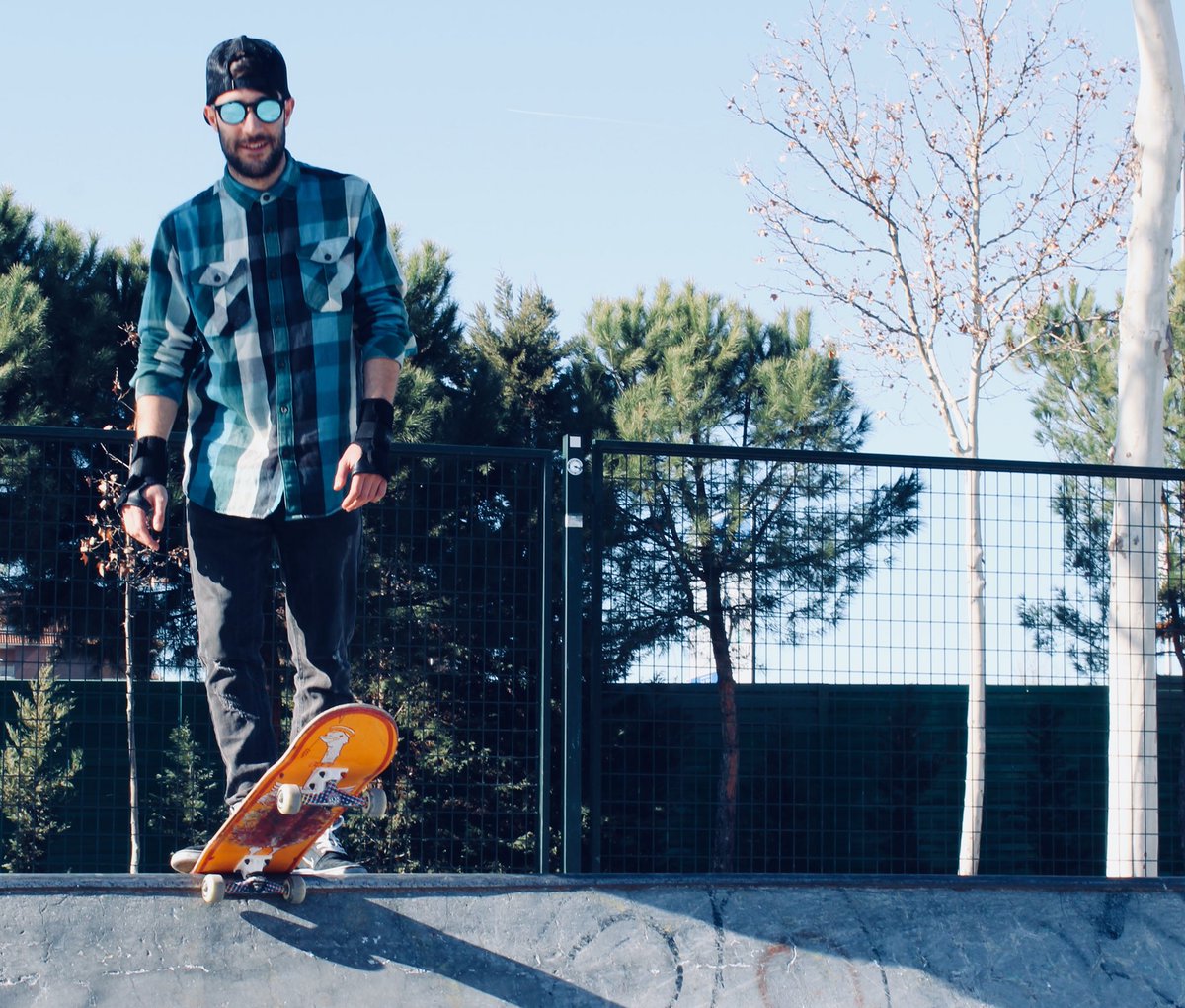 uhookbrand's tweet photo. Todo lo bueno en la vida, nace de un salto al vacío 😉
#uhookbrand #gafasquesientanbien
#skateboarding https://t.co/SSr3nR7clr