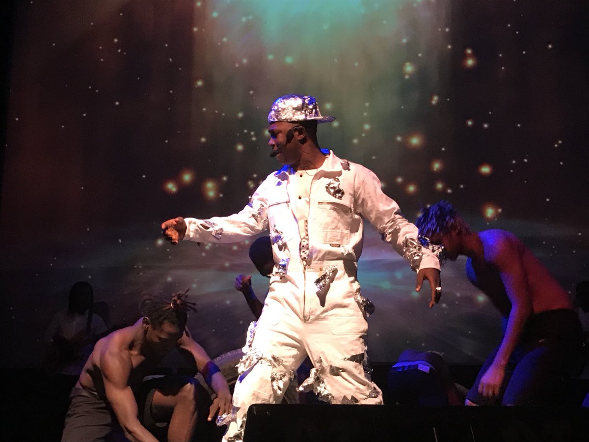 Au concert de <a href="/SoulBangs/">SOUL BANG’S</a> un bel exemple du génie culturel Guinée. #laguineequibouge 🇬🇳