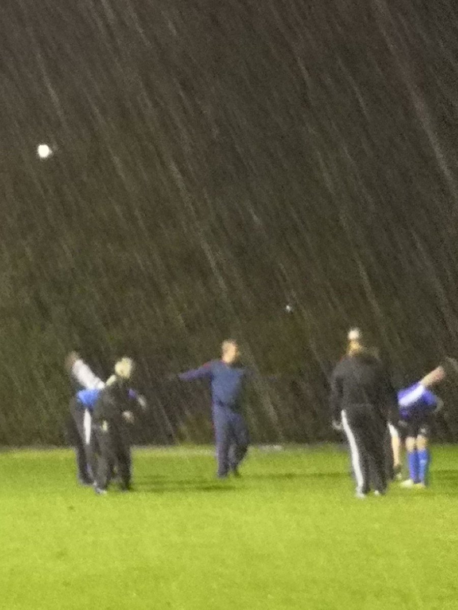 DanielUffelie's tweet photo. Die zij echt kanjes  ze trainen in de hagel en regen https://t.co/kCYxt6NFUS