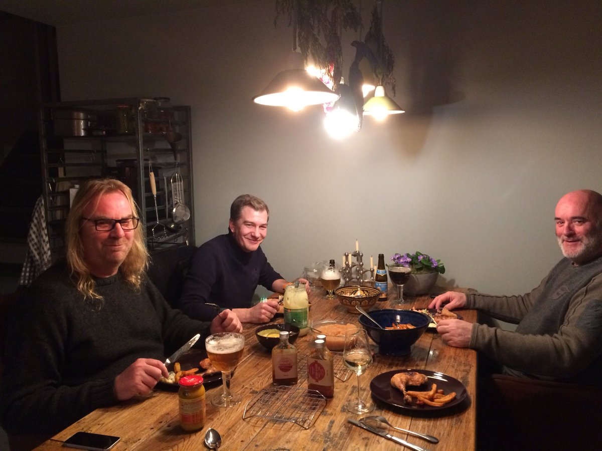 linekekeizer's tweet photo. Festivalvergadering met een blije maaltijd: kip, patat en #appelmoes... handgesneden bio-frietjes, huisgemaakte appelmoes en #hoevescharrelkip. #VDDDG #lekkereten #festivalorganisatie #feestjebouwen #wezijnerklaarvoor https://t.co/THmsKSYhrD