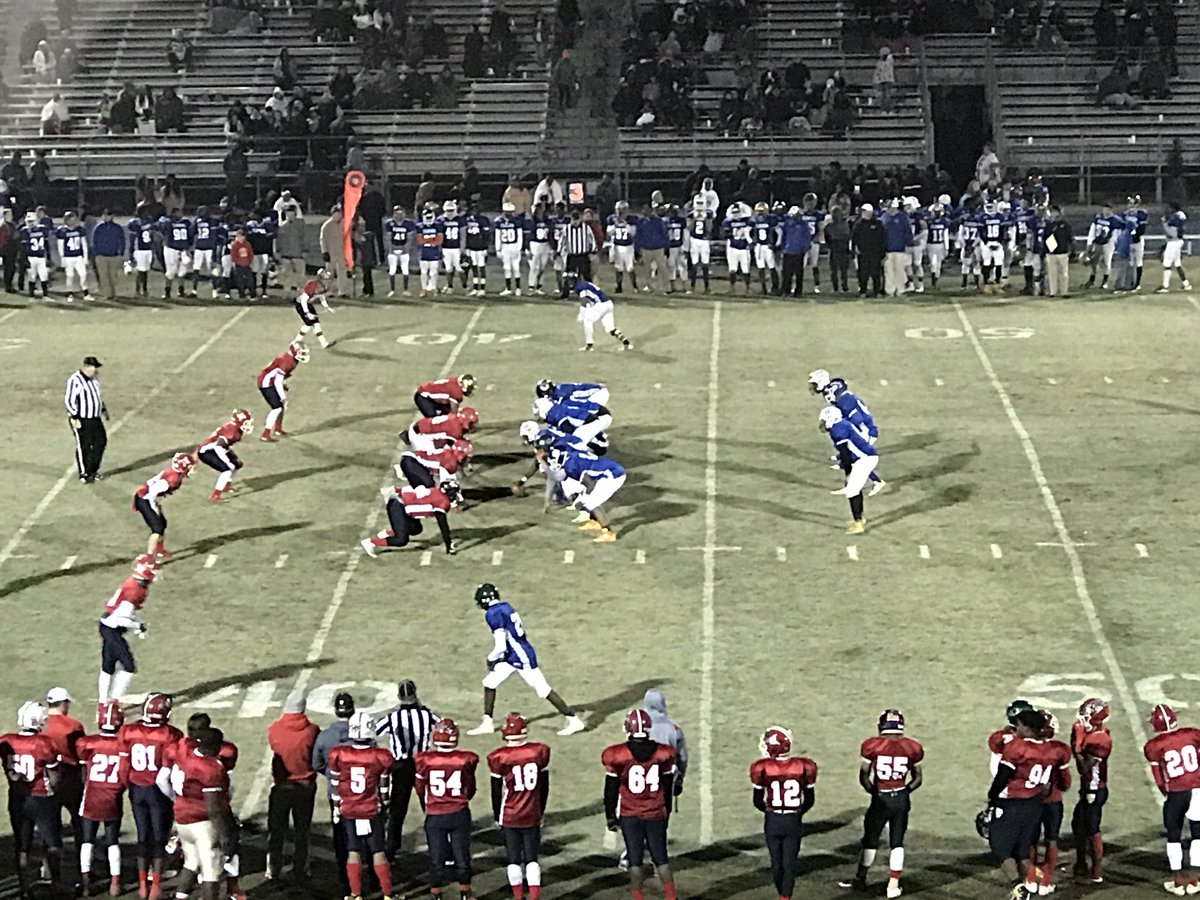4quartersonline's tweet photo. Florida #90 @GodbyFootball DT Richard Summers scores on a 35 yard scoop and score to increase the lead 31-6 with 3:11 in 4th @Waroftheborder https://t.co/YhZE9AGgrE