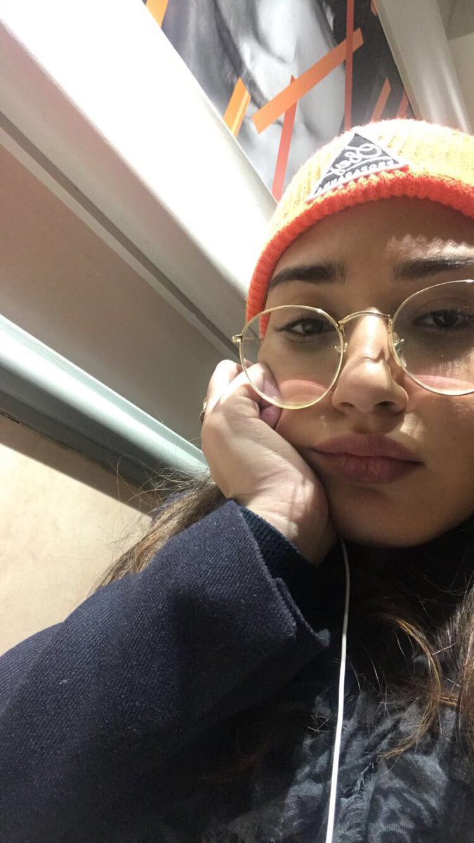 scarletsbelova's tweet photo. well imma flop but whos finna be my valentine #GayGlow https://t.co/QPRNtbwuXC