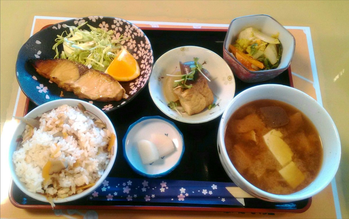 近所の町立図書館に併設する食堂で早めのお昼、日替わりがこのボリュームで500円。町内のマダム達がボランティアで運営する食堂。しずかにするから毎日通わせてください。 