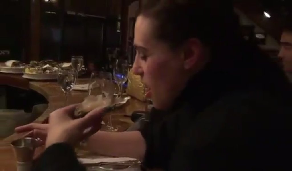 luthormcgra's tweet image. Katie McGrath slurping a giant oyster and then biting her lips and sucking her finger single handedly killed me