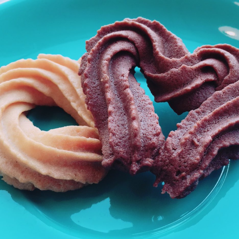 1店舗目は「#しろくまコーヒー 」
銭函駅前徒歩1分！青い屋根が目印です！

名前の通りコーヒーはもちろん、パティシエNanaさんが作ったお菓子も食べられます😃

くまふぇあ期間中はLINE＠クーポン提示で店内飲食の方に「パティシエNanaのクッキー」プレゼント🎁

是非お越しください✨