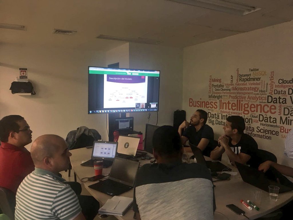 LovelyticsLATAM's tweet photo. Shh! Silencio 🔇
Team concentrado en @RapidMiner #DataCol https://t.co/9ovuZG9x1X