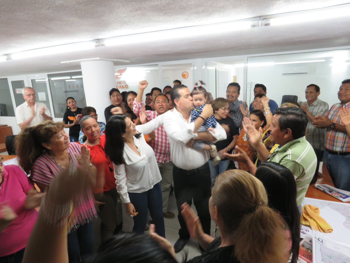 AdrianWencesC's tweet photo. Desde la primera hora del día martes 16 a primera hora iniciamos el proceso de pre campaña con nuestro pre candidato @RicardoMeb  y diario hemos y vamos a trabajar duro, arduamente y todos los días para conseguir la candidatura, vamos a recuperar Acapulco.
#MiAlianzaEsContigo https://t.co/zSSYFXKX67