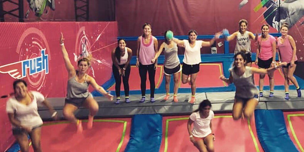 La alegría se multiplica cuando venís con tus amigos ✨ Armá tu grupete de verano y compartí las risas en el único lugar donde el pronóstico siempre es positivo para la diversión 🚀 #RushArgentina #DiversiónSinLímites #camaselásticas #trampolinepark #pilar #finde