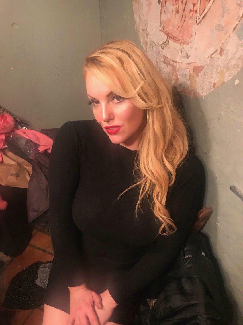 SuzanneRick's tweet photo. Before my show !@SuzanneRick #HowYouKnowItWasMe https://t.co/YHp8cF3gZd