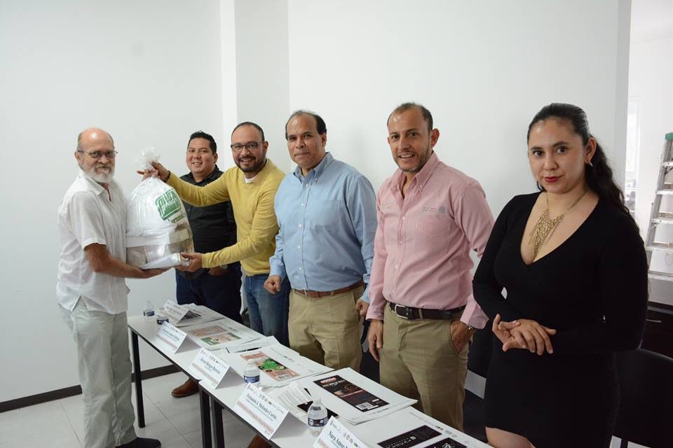 GroEconomia's tweet photo. El día de hoy el Delegado Federal Fernando Jesus Melendez Cortes, junto con otros funcionarios públicos, hicieron entrega de material promocional a empresas productoras de Guerrero, por parte del programa “Esplendor Guerrero”. https://t.co/9YLry19Oz7