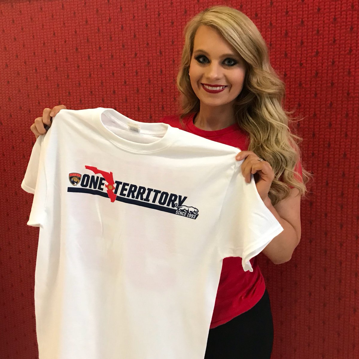 It’s FREE T-SHIRT FRIDAY!!! 😻😻😻 https://t.co/ggKuBvv3hZ