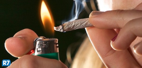 portalR7's tweet photo. Usuários de maconha são mais propensos a serem enganados e alienados, sugere estudo https://t.co/SthNQsBfhW https://t.co/yrvjgb7XSA