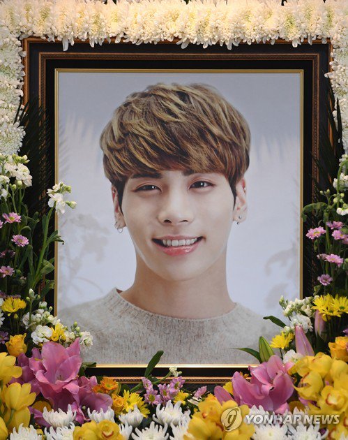 KoreanUpdates's tweet photo. SM Entertainment announced that they will release late #SHINee #Jonghyun last album #PoetArtist (which he prepared before he passed away) on Jan 23. All profits will be given to his family &amp; donated to charities https://t.co/IYJnUsHltB #KoreanUpdates RZ https://t.co/C5zk84ByJo