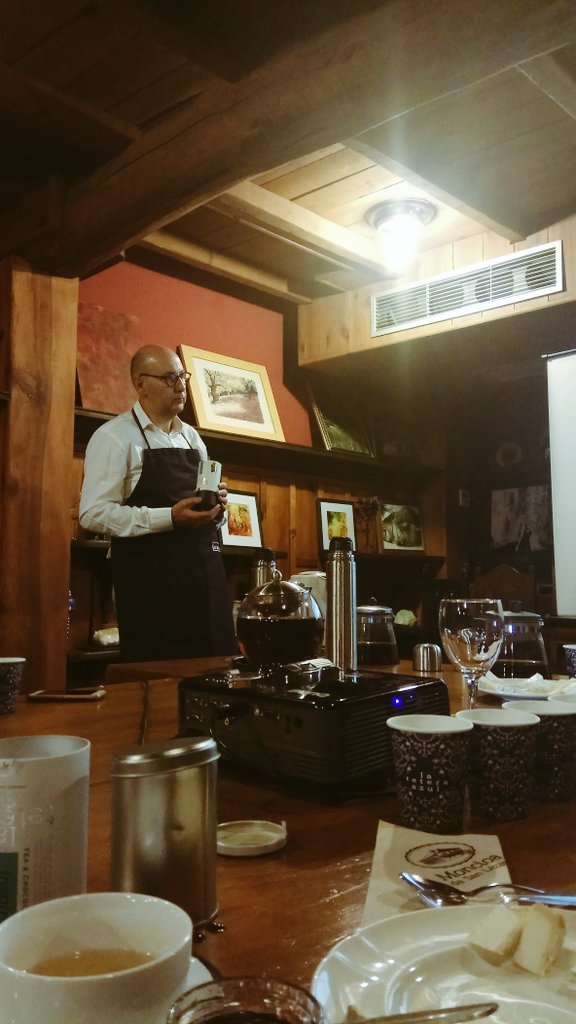 guiagoleon's tweet photo. Cata de Tés @Pharmadus y Quesos de #praizal en @LaMoncloaBierzo en la primera jornada de la #CiberBotillada de @juanmagcolinas. #BierzoOnFire https://t.co/zImx97sWe6