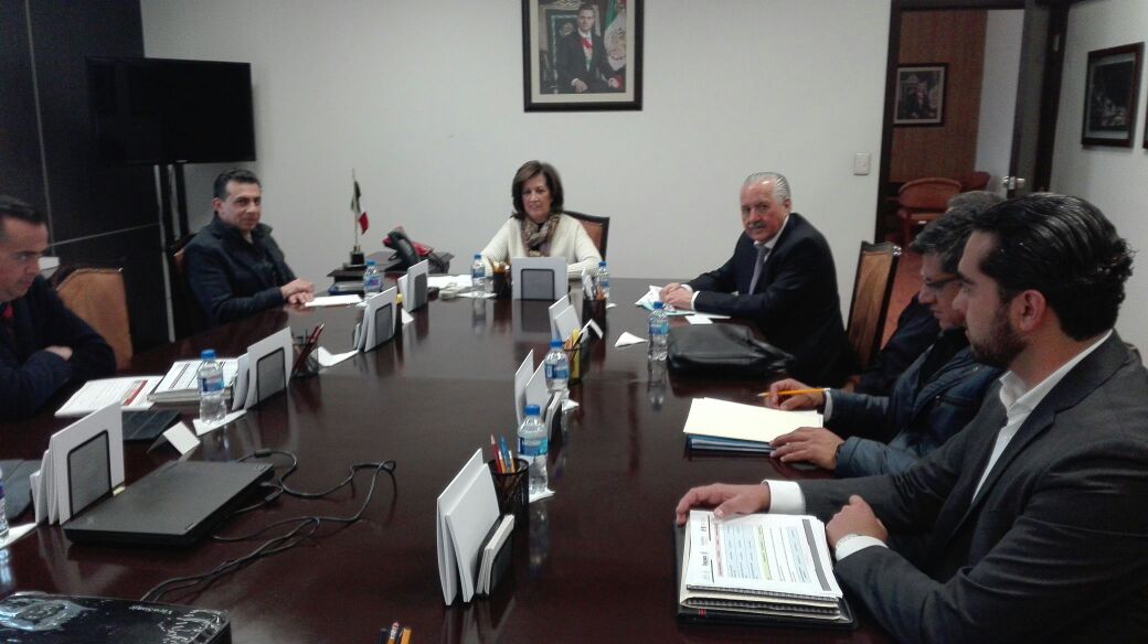 El Secretario de Salud, Juan Díaz Pimentel, realiza las gestiones en la Secretaría de Salud Federal para atender las necesidades de los Servicios de Salud de #Oaxaca. #JuntosConstruimosElCambio <a href="/alejandromurat/">Alejandro Murat</a> <a href="/JoseNarroR/">José Narro Robles</a> <a href="/GobOax/">Gobierno de Oaxaca</a> <a href="/SSalud_mx/">SALUD México</a>