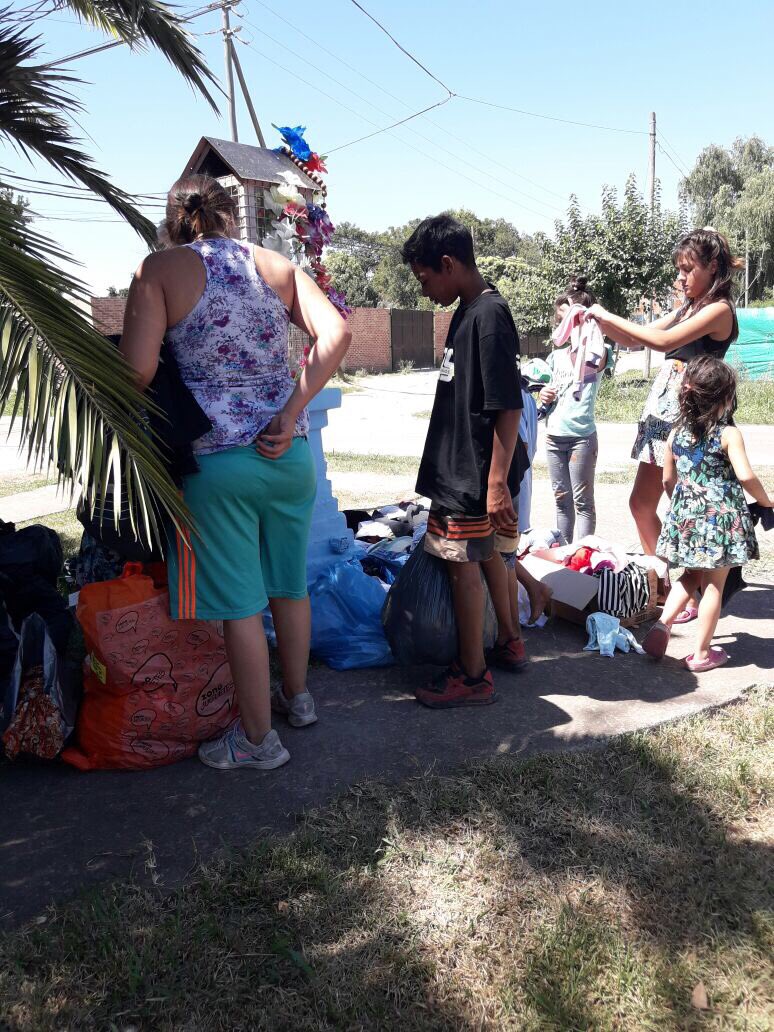FlavioCharo's tweet photo. Ante la necesidad realizamos #RoperitoSolidario en el barrio El Bajo. Siempre junto a los vecinos. #EquipoLealtad https://t.co/0xAu1ftSL1