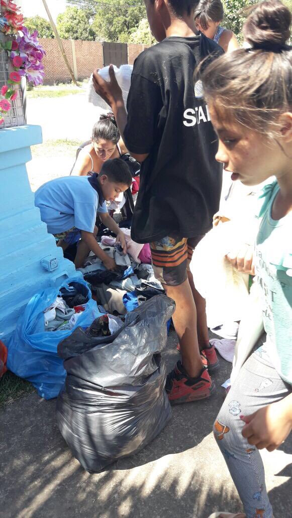 FlavioCharo's tweet photo. Ante la necesidad realizamos #RoperitoSolidario en el barrio El Bajo. Siempre junto a los vecinos. #EquipoLealtad https://t.co/0xAu1ftSL1