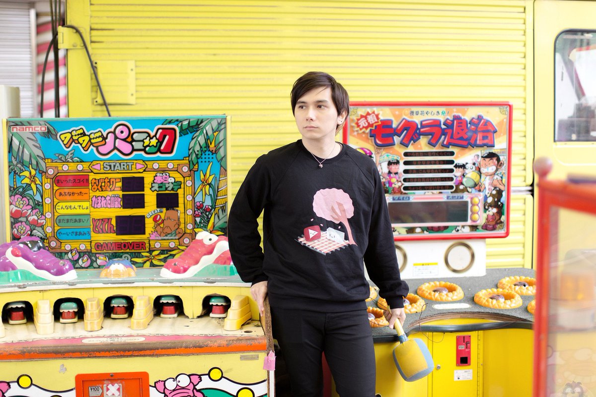 mimei's tweet image. the escapism sweatshirt 🖤 
available now❣️
kawaiiasbro.com