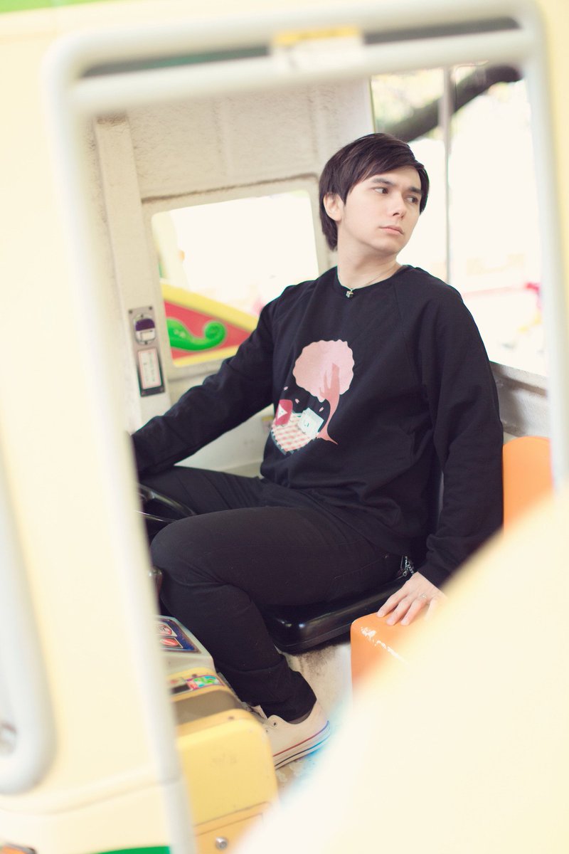 mimei's tweet image. the escapism sweatshirt 🖤 
available now❣️
kawaiiasbro.com