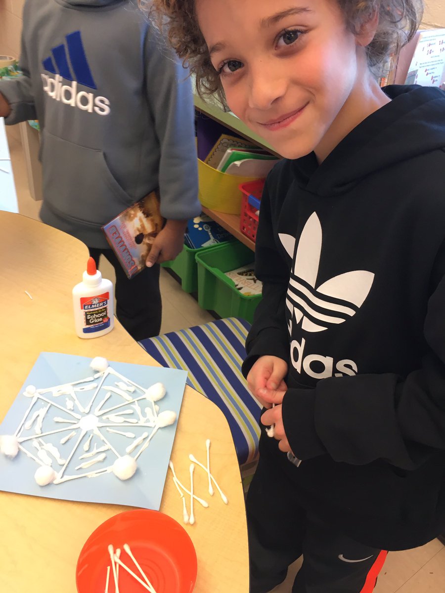 NatalieBenco's tweet photo. STEM 16-S's making their own symmetrical snowflakes, thanks Snowflake Bentley for inspiring us and reminding us that just like snowflakes, we are all unique! #fullSTEAMahead https://t.co/vloazVKCz8