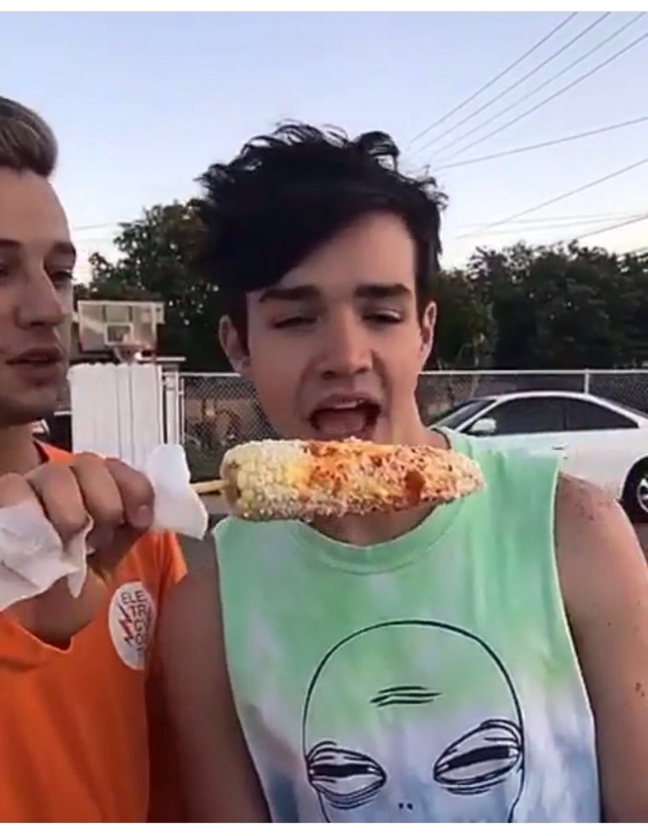 setfer13's tweet photo. @camerondallas SNACKTIMEEEEE https://t.co/P9QKgu1ypK