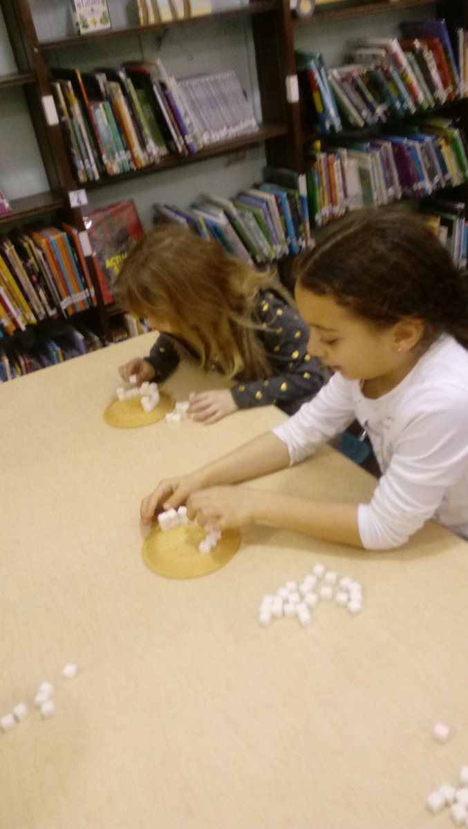 DWSMediaCenter's tweet image. We're making snowflakes, building snowmen and marshmallow vs. sugar cube igloos as we explore our winter wonderland. @WeehawkenTSD #weebuild #makerspace