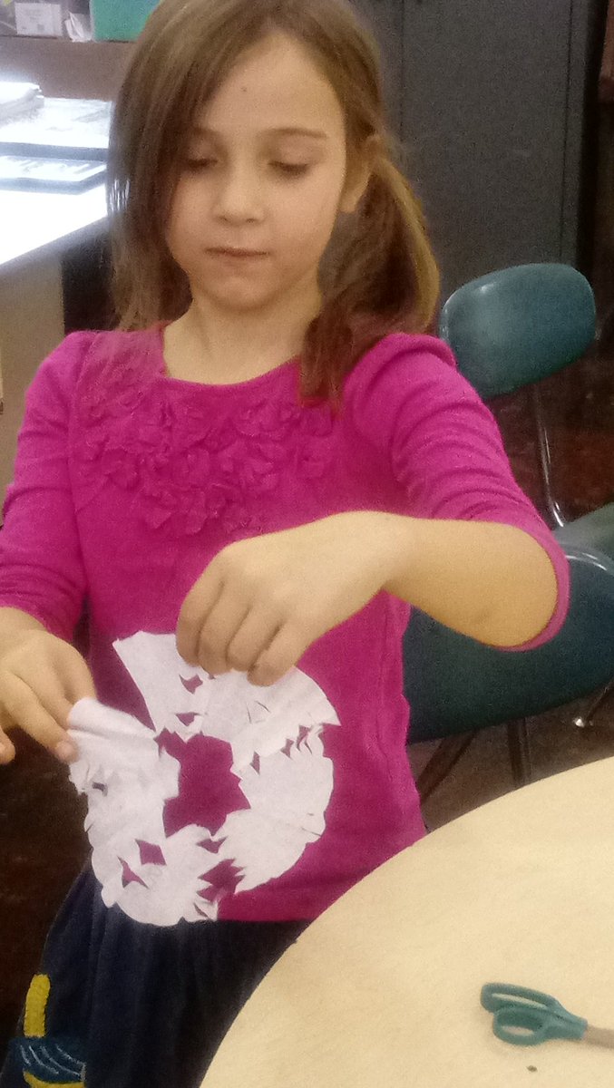 DWSMediaCenter's tweet image. We're making snowflakes, building snowmen and marshmallow vs. sugar cube igloos as we explore our winter wonderland. @WeehawkenTSD #weebuild #makerspace