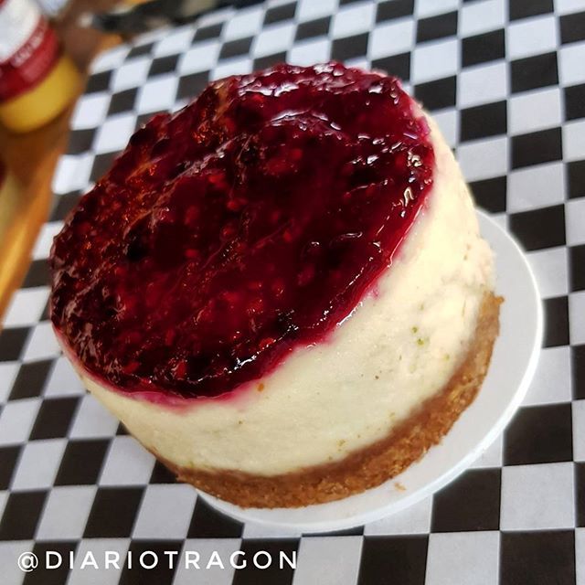 DiarioTragon's tweet photo. Para cerrar con broche de oro este #Tragon pidió un #cheessecake de Frutos rojos en @burgerclubgdl y sigo con buen sabor de boca.
.
#Foodie #Foodblogger #MexicanFoodie #MexicanBlogger #yum #Delicious #food #dessert https://t.co/NSZNGKnoHl