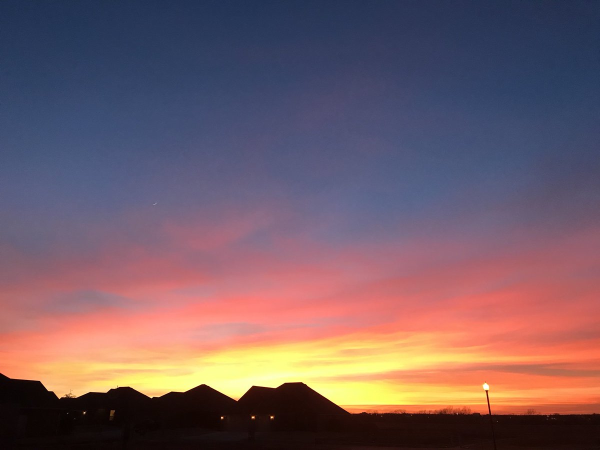 sEllaaer12312's tweet image. OKC, Oklahoma. No filter.  #OKwx @sunset_wx @spann @Ginger_Zee #KOCOfirstalert @KOCOdamonlane