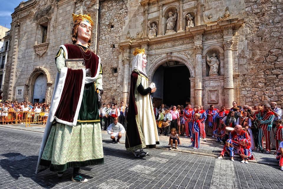 MuseuDeLaFesta's tweet photo. Huí #AlgemesíUNESCO estarà en #Fitur2018 amb les seves danses de Gegants i Nanos. Us esperem amb @valenciaturisme a les 11 h
Hoy Algemesí estará en Fitur con sus danzas de Gigantes y cabezudos. Os esperamos en el Pabellón 7 a las 11 h
📆 20 de enero
#WhyV https://t.co/EyKHYmkyfa