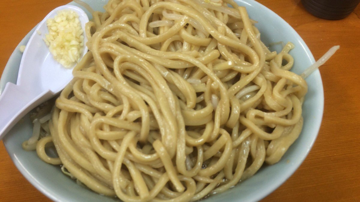 ヤバオジ 18年1月19日金曜日 ラーメン二郎 新橋店 13時分到着 8人待ち 小ラーメン ニンニク少し700円 水とレンゲをテーブルに まもなく着丼 ニンニクをレンゲに移動 汁にはアブラの膜が 天地返ししていただきます 太麺 うまッ 豚もとろとろ