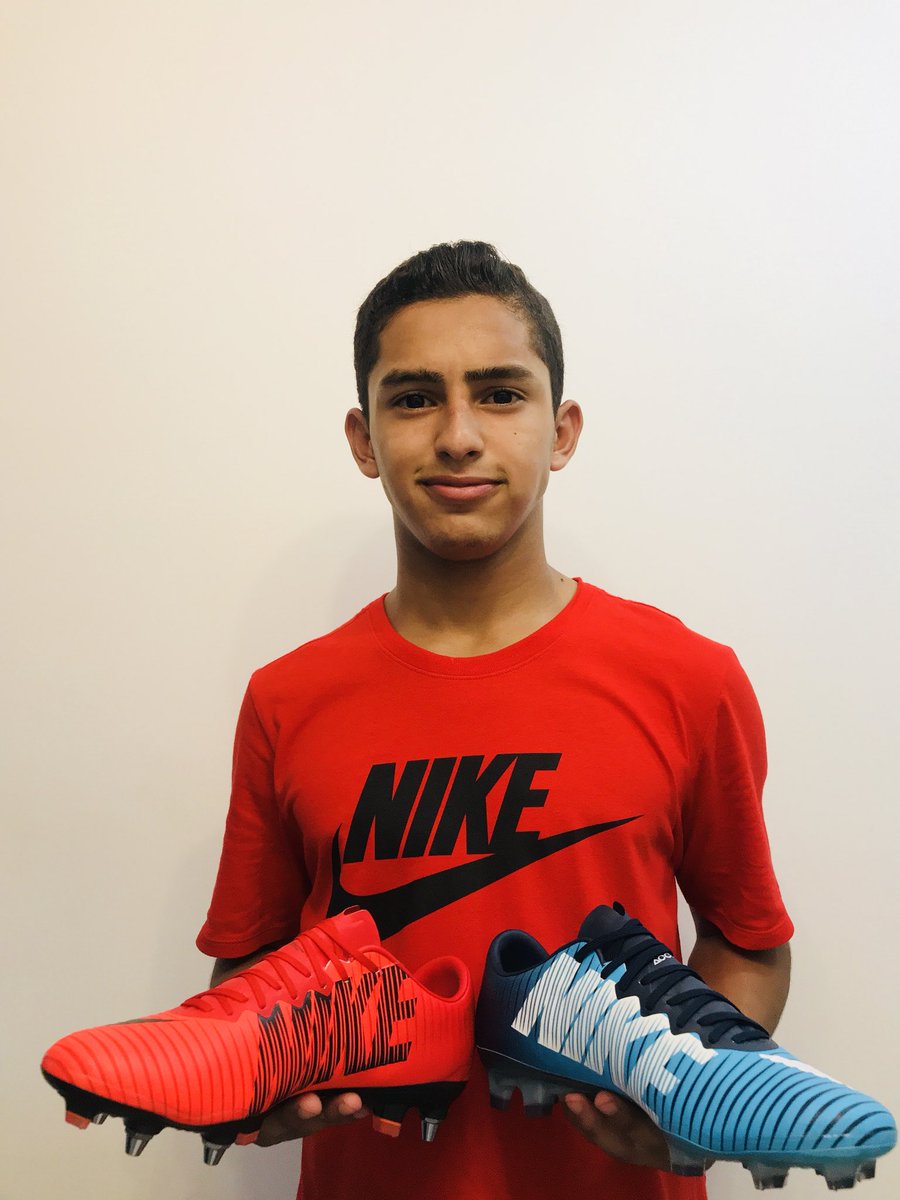 geancacastro3's tweet photo. Gracias Nike por mis nuevos tacos⚽️💪🏽
#nikefootball
#playfire🔥
#playice❄️
#costarica https://t.co/Um7yhTtkKn