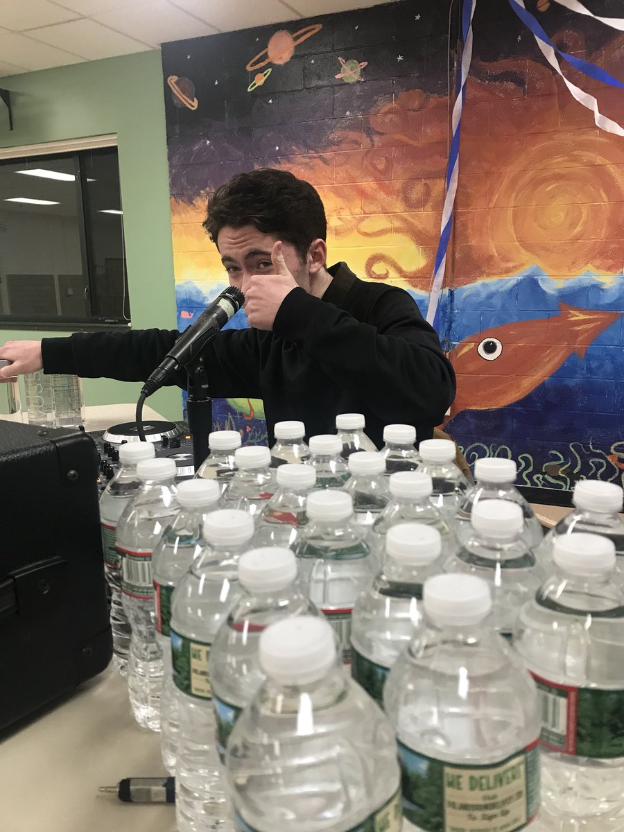 mhsearthgroup's tweet photo. DJ FARM2TABLE is giving out BOTTLES OF WATER! #sad #boycott https://t.co/wmxL7ViSsF