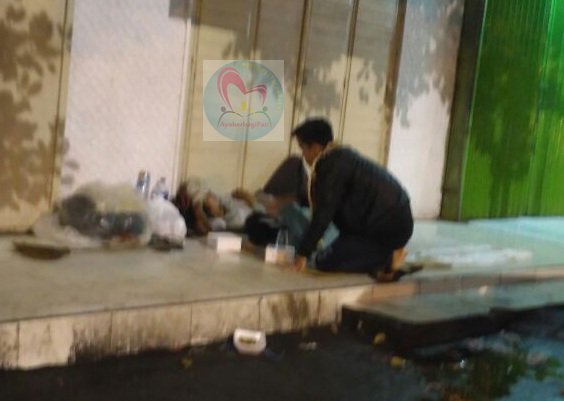 AyoberbagiPati's tweet photo. #DUGEL Dundum Sego Buntel.
Alhamdulillah, 250 nasi + minum tersalurkan kpd saudara kita di jalanan Pati.
Trmkasih Sobat Berbagi & Donatur. Jum'at depan lagi yak. 😀
#2TahunAyoBerbagiPati https://t.co/jbbEtFc0Im