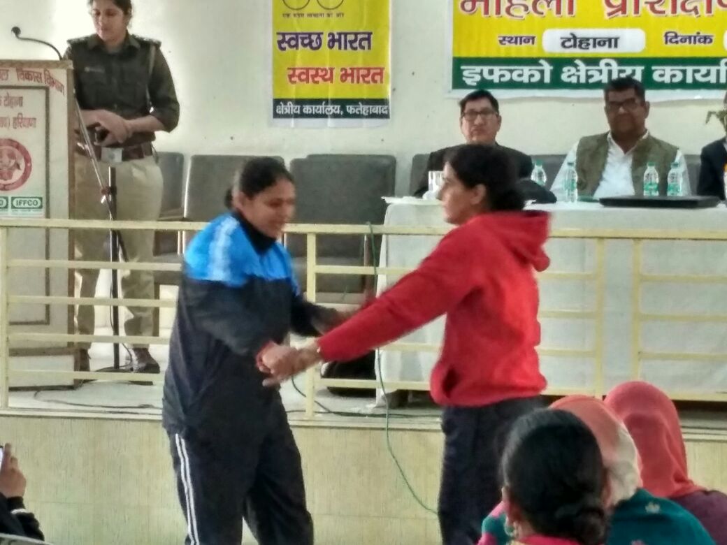 ChanderKantaASI's tweet photo. #FatehabadPolice #OperationDurga #womensafety
टोहाना के रेस्ट हाउस में इफको के सौजन्य से महिला प्रशिक्षण कार्यक्रम का आयोजन किया गया। इस अवसर पर महिला पुलिस की टीम ने उपस्थित महिलाओं को आत्मरक्षा के गुर सिखाए।@police_haryana @FocusHaryana @HaryanaAajTak @RohtakPolice https://t.co/t9ddz9FHky