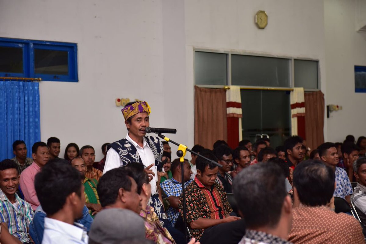 EkoSandjojo's tweet photo. Dialog dgn Pimpinan Daerah, seluruh Camat, #KepalaDesa &amp; #PendampingDesa di #SumbaTimur.Mereka berkomitmen #DanaDesa dpt cair ke Daerah akhir Januari dan smp ke Desa awal Februari 2018. 
Saya ingatkan bahwa #DanaDesa sdh bisa dicairkan skrg. Pastikan Perda Dan Perbup nya selesai. https://t.co/JJERYrNUaB