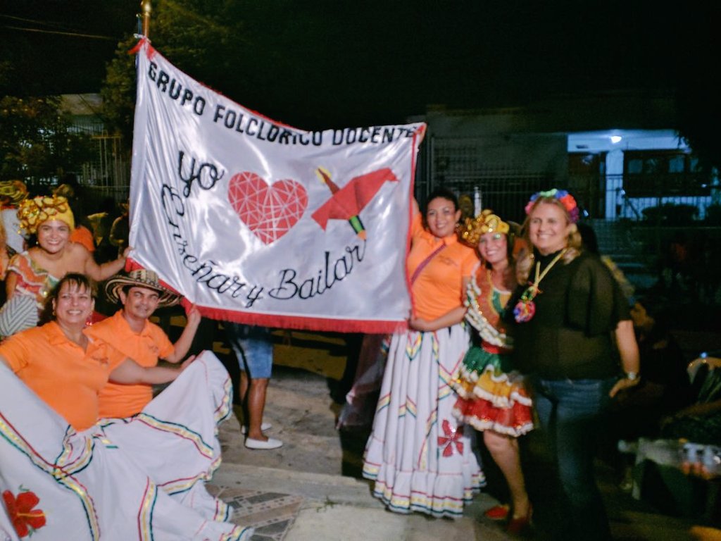 BibianaRinconL's tweet photo. La cultura y la educación, dos artes que unen a muchos de nuestros profes. Orgullosa de contar con maestros comprometidos no solo con enseñar, sino también con compartir nuestra tradición. #SoyMaestra #ProfesDePrimera #QuéNotaEnseñar https://t.co/A76kiyIMDB