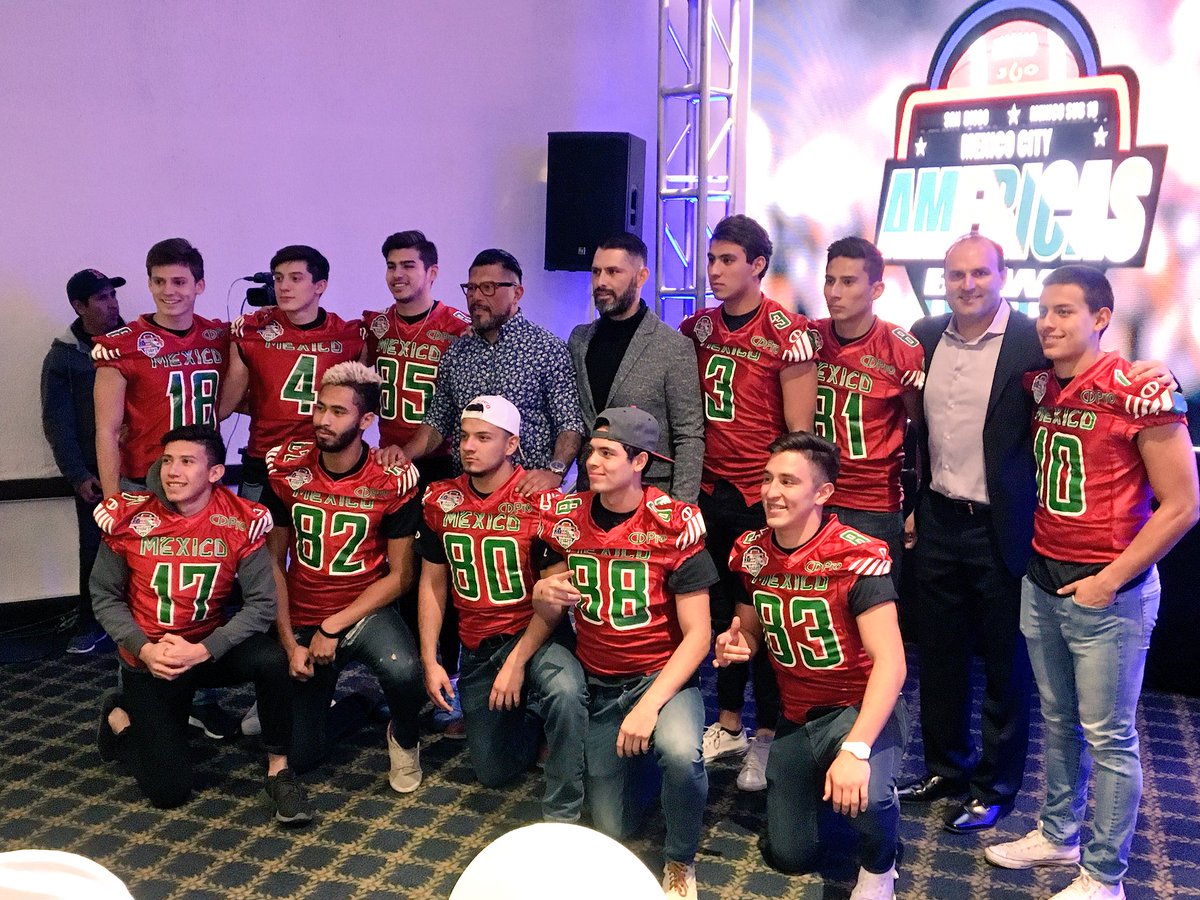CarlosRosadoV's tweet photo. Con el cuerpo de receptores selección México U-19 @fmfamericano grandes amigos y ahora compañeros de trabajo coach @kytos29 #SergioAguilar #CR83 🏈 https://t.co/YiGiTrt5oL