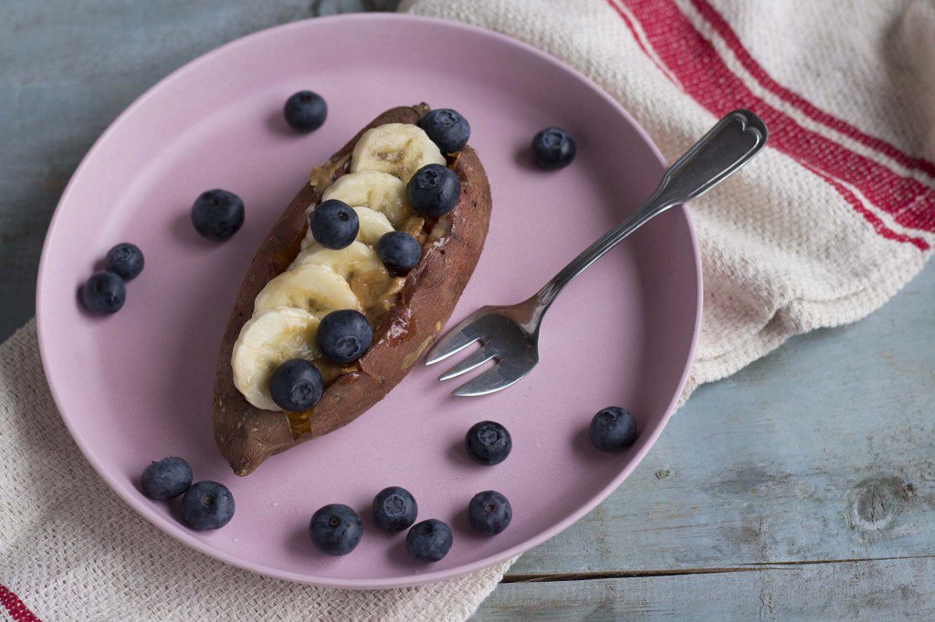 Louisepigen's tweet photo. Bagt sweet potato med peanutbutter, banan og blåbær https://t.co/5XCyCLkjGl https://t.co/4rEnWTgEgH
