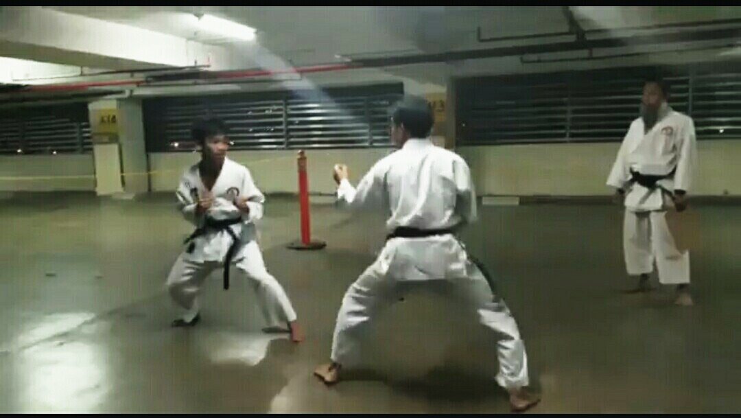 anasabuabdillah's tweet photo. Belajar merasakan gimana sakitnya kena pukulan orang agar kelak gak semena-mena ke orang lain hehe
#SparingPartner sebelum tampil di event Komite #Karate https://t.co/0zuFaADjH9
