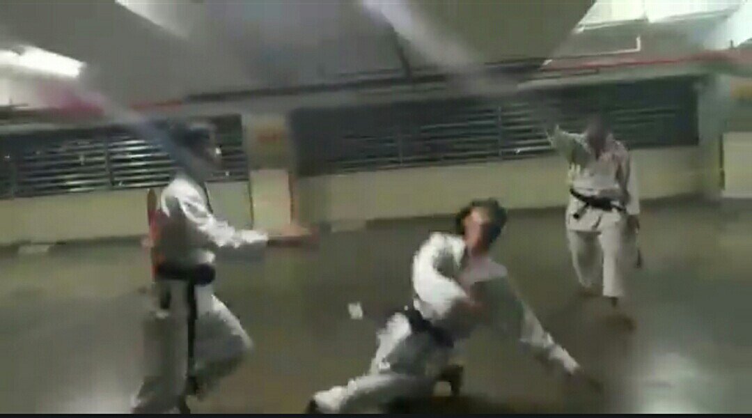 anasabuabdillah's tweet photo. Belajar merasakan gimana sakitnya kena pukulan orang agar kelak gak semena-mena ke orang lain hehe
#SparingPartner sebelum tampil di event Komite #Karate https://t.co/0zuFaADjH9