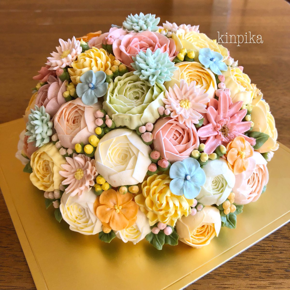 きん Miyajima 娘さんのお誕生日ケーキのために ご旅行でいらしてくださったお客様 とんでもなく豪華なケーキになりました お花が60個程 オーダーをいただき作ったものの豪華で震えます 娘さんのリアクションも見られて こちらまで嬉しく楽しくなり