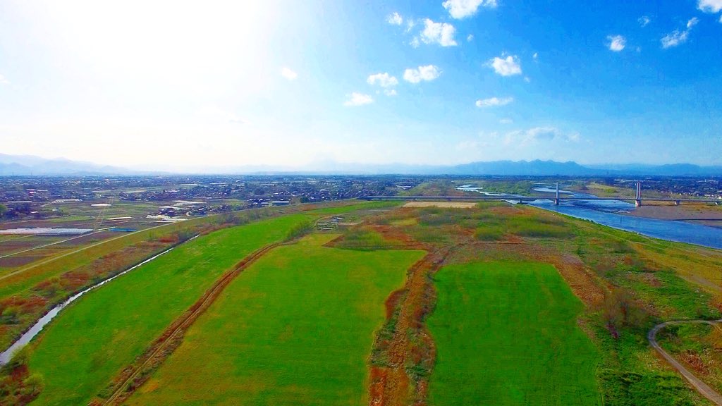 norioarai1980's tweet photo. 写真は一昨年にドローンで撮影した利根川河川敷です。芝生の緑がとても綺麗でした〜^ ^
現在、クラウドファンディングチャレンジ中です！【世界初！ドローンと洋服の融合。"着る空撮"チャリティープロジェクトin熊本！】
https://t.co/8Ib17TjtFp
ぜひご覧になってみてください^ ^
#campfireチャレンジ https://t.co/RrnnjzStlQ