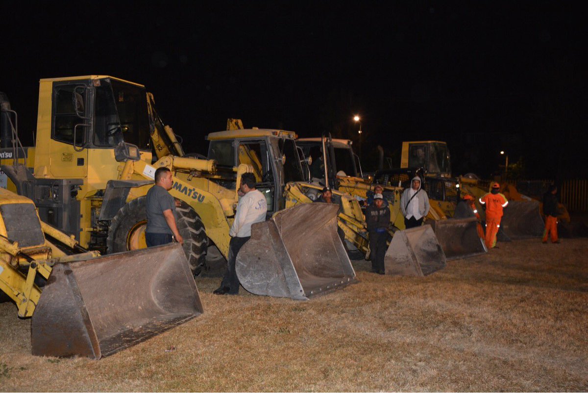 Esta noche dimos el banderazo de salida a 80 camiones que retirarán más de 960 toneladas de cascajo en la delegación #Iztapalapa #mm
