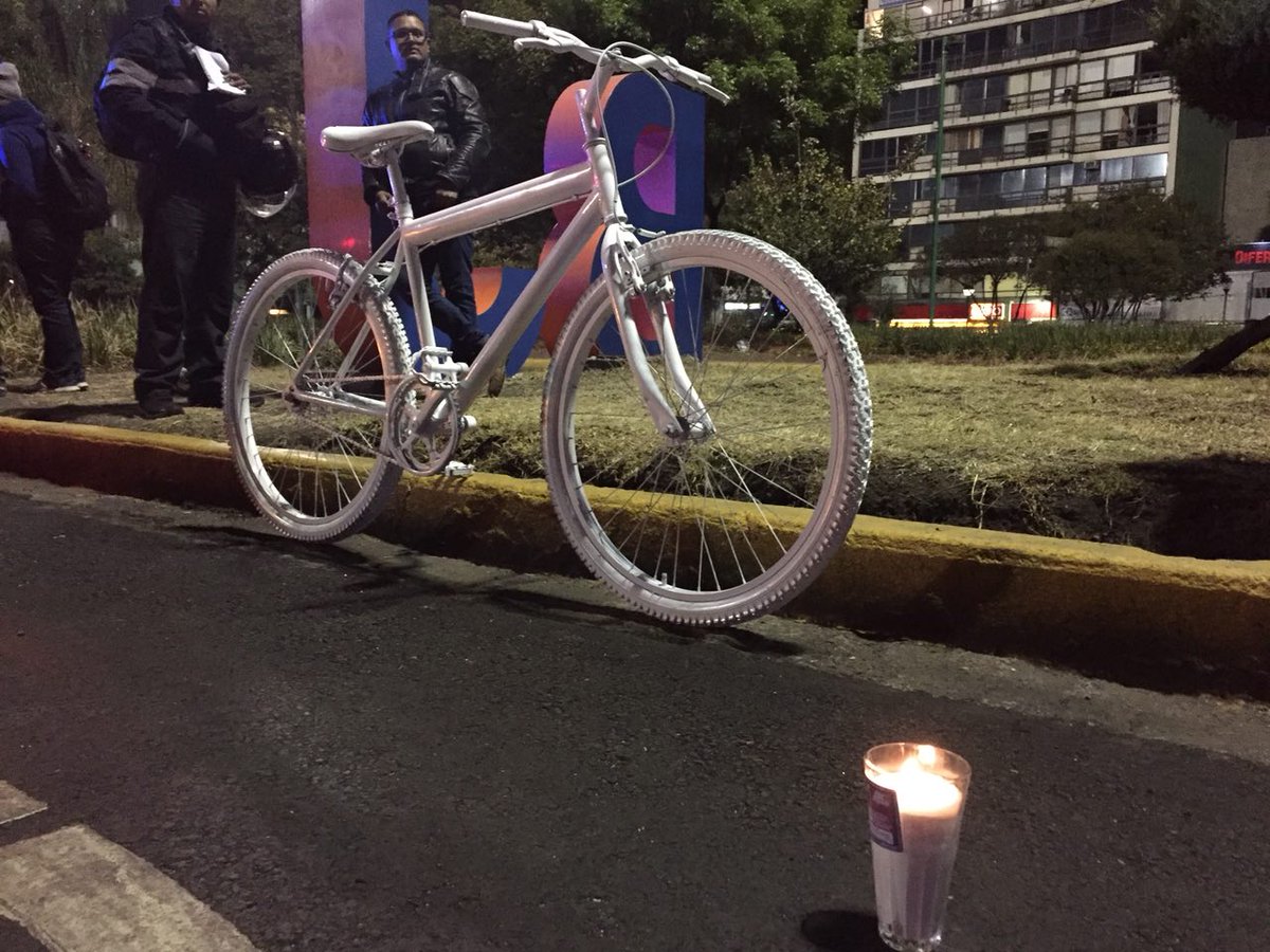 LuRiojas's tweet photo. Rinden homenaje a Luis Edgar Verde, ciclista atropellado el 13 de enero. Exigimos que se garantice la seguridad de todas las ciclovías. Justicia para las víctimas de una ciudad que no cuida a sus ciclistas.#NiUnCiclistaMás #NiUnaCiclistaMás https://t.co/OMteoXXRH8